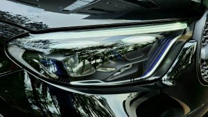 Mercedes GLC 300 AMG ALL NEW 2023 – “Thiết kế đẳng cấp hoàn toàn mới” Mercedes GLC 300 được thiết kế với vẻ đẹp sang trọng, tinh tế từ mọi góc nhìn. Với đường nét mạnh mẽ, phong cách độc đáo cùng với kích thước phù hợp, chiếc xe này không chỉ là một phương tiện di chuyển, mà còn là một tác phẩm nghệ thuật Động cơ mạnh mẽ Mercedes GLC 300 AMG mới 2023 có gì khác biệt ? Xe được trang bị động cơ tăng áp 2.0L 4 xy-lanh, cho công suất tối đa 258 mã lực và mô-men xoắn cực đại 400 Nm. Điều này cho phép xe tăng tốc từ 0-100 km/h chỉ trong vòng 6,2 giây. Động cơ Mercedes GLC 300 AMG mới 2023 sử dụng tính năng công nghệ hoàn toàn mới sử dụng công nghệ EQ BOOST có khả năng tăng công suất lên tới 23 mã lực mạng lại cảm giác cực kì ấn tượng hơn so với phiên bản trước đây.