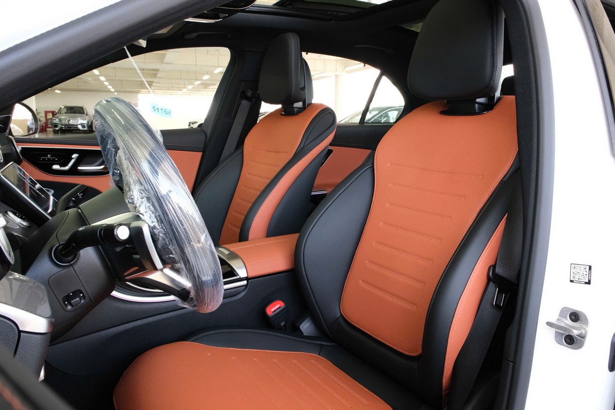 Mercedes Benz C300 AMG được trang bị nội thất nâu