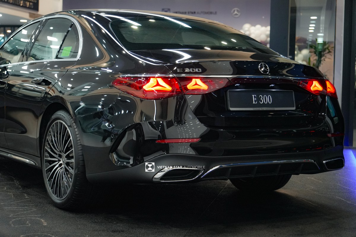 Mercedes E300 AMG màu đen mới 2026 phiên bản V1 có Mercedes Meconnect
