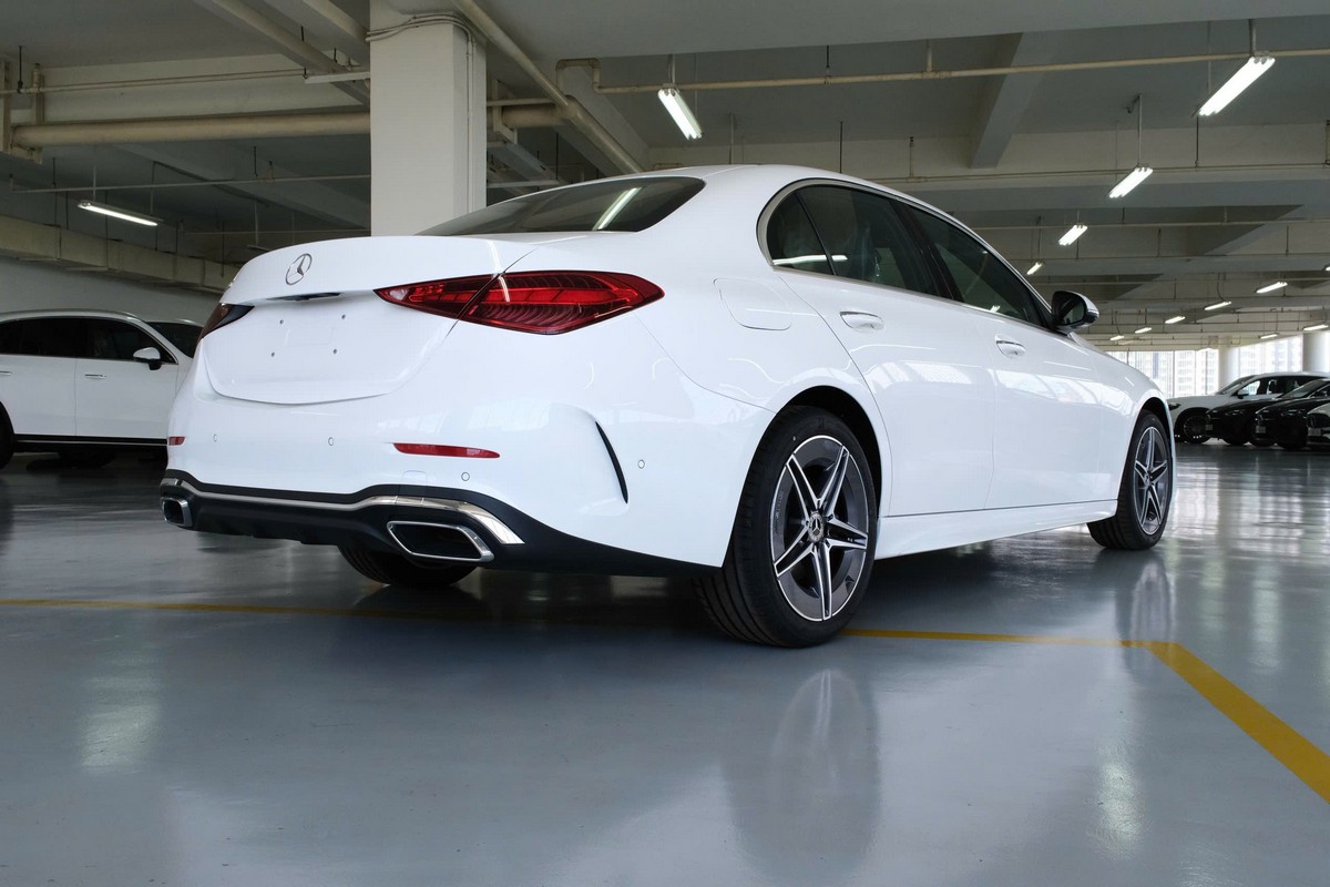 Mercedes Benz C300 AMG màu Trắng mới 2026 được nâng cấp Mercedes Me Connect