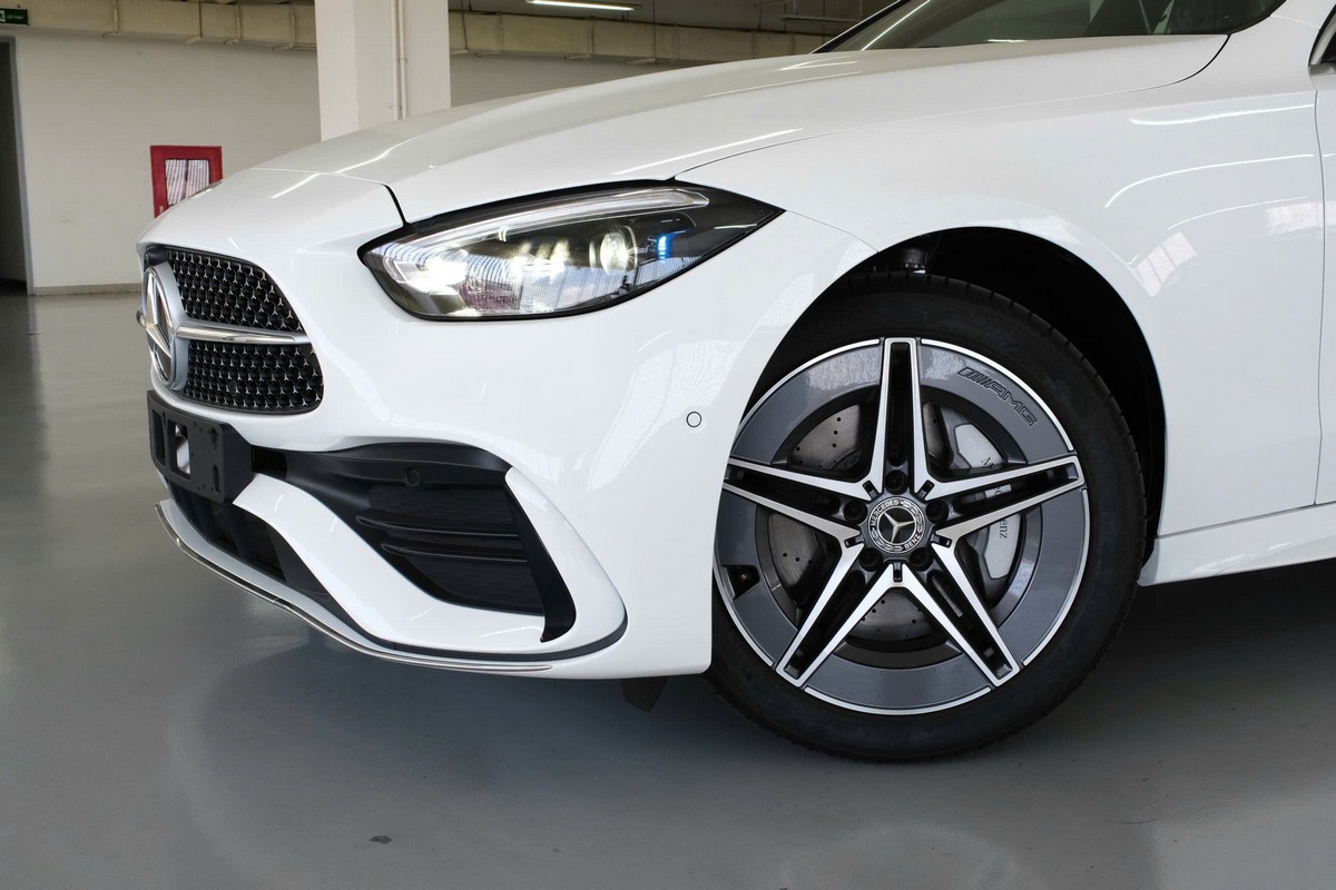Mercedes Benz C300 AMG màu Trắng mới 2026 trang bị mâm thể thao 18 inch 5 chấu