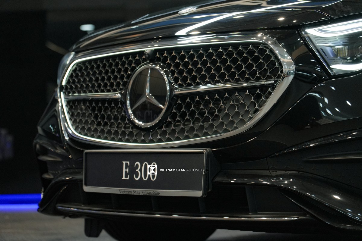 Mercedes E300 AMG màu đen mới 2026 tại Mercedes Phú Mỹ Hưng