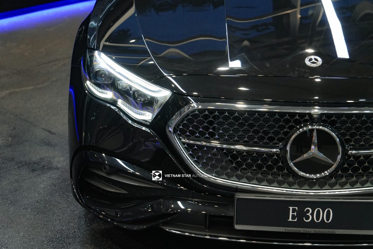 Mercedes E300 AMG màu đen mới 2026 bản V1