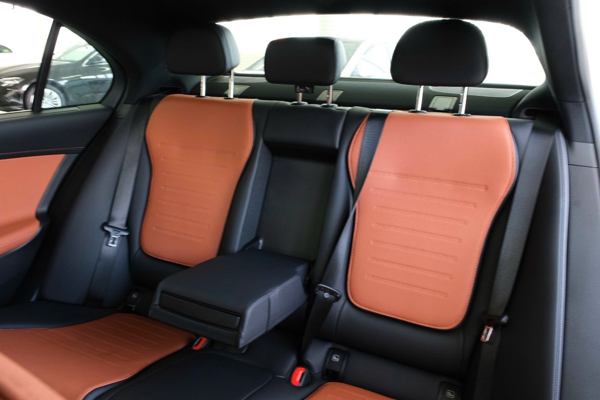 Mercedes Benz C300 AMG nội thất nâu hàng ghế sau
