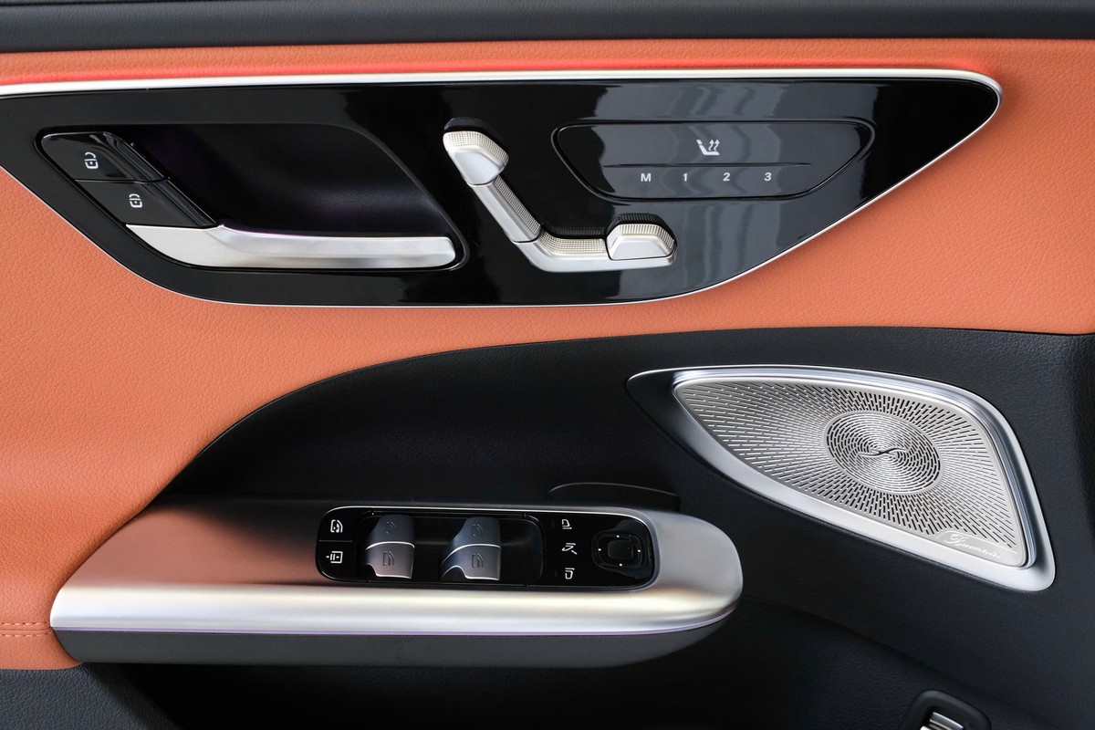 Mercedes Benz C300 AMG 2026 trang bị hệ thống âm thanh Burmester 3D, 15 loa , 710 W