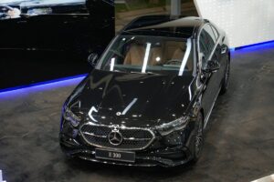 Mercedes E300 AMG màu đen mới 2026