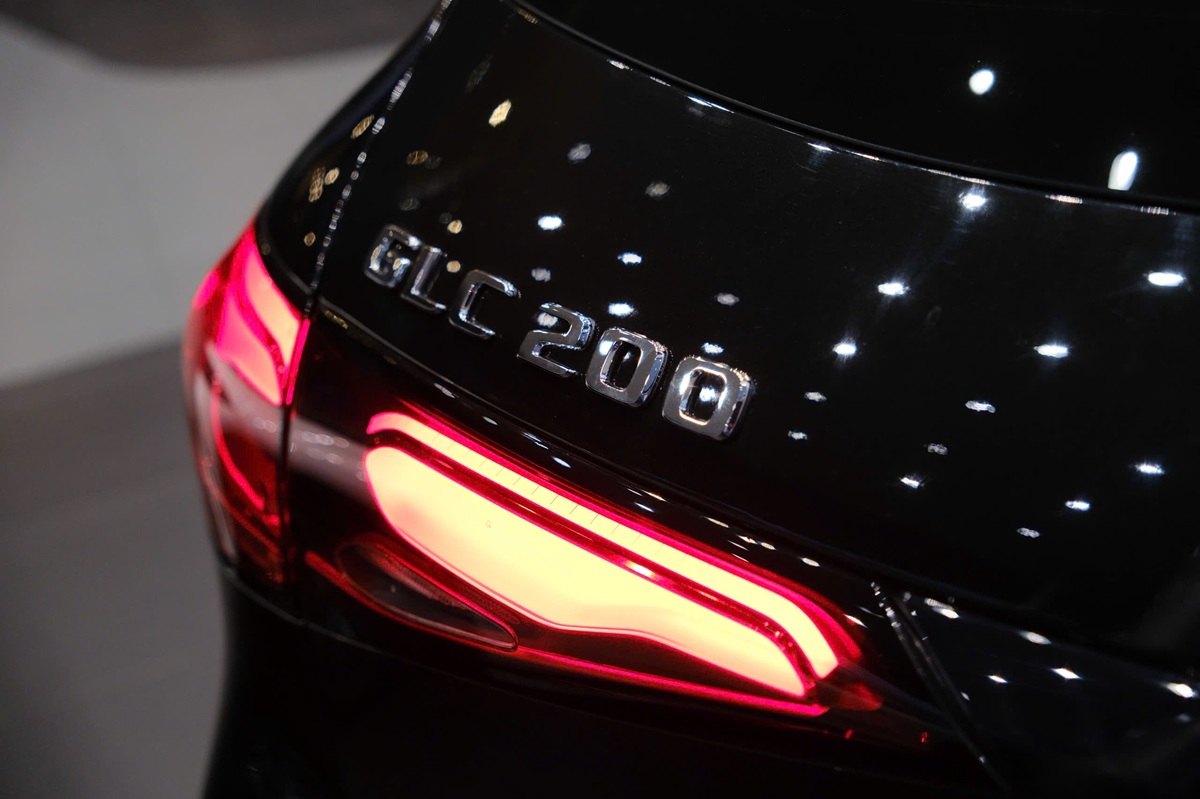 giá lăn bánh Mercedes GLC 200 4matic màu đen