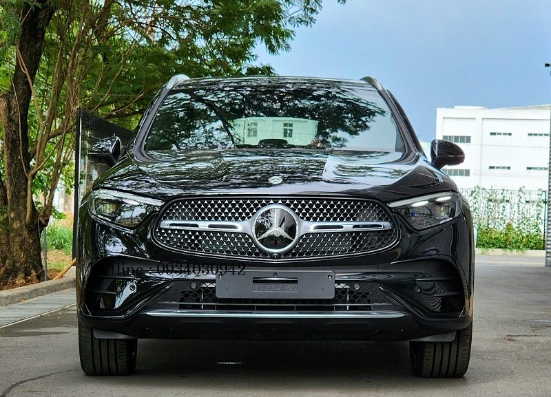 Mercedes GLC 300 AMG ALL NEW 2023 – “Thiết kế đẳng cấp hoàn toàn mới” Mercedes GLC 300 được thiết kế với vẻ đẹp sang trọng, tinh tế từ mọi góc nhìn. Với đường nét mạnh mẽ, phong cách độc đáo cùng với kích thước phù hợp, chiếc xe này không chỉ là một phương tiện di chuyển, mà còn là một tác phẩm nghệ thuật Động cơ mạnh mẽ Mercedes GLC 300 AMG mới 2023 có gì khác biệt ? Xe được trang bị động cơ tăng áp 2.0L 4 xy-lanh, cho công suất tối đa 258 mã lực và mô-men xoắn cực đại 400 Nm. Điều này cho phép xe tăng tốc từ 0-100 km/h chỉ trong vòng 6,2 giây. Động cơ Mercedes GLC 300 AMG mới 2023 sử dụng tính năng công nghệ hoàn toàn mới sử dụng công nghệ EQ BOOST có khả năng tăng công suất lên tới 23 mã lực mạng lại cảm giác cực kì ấn tượng hơn so với phiên bản trước đây.