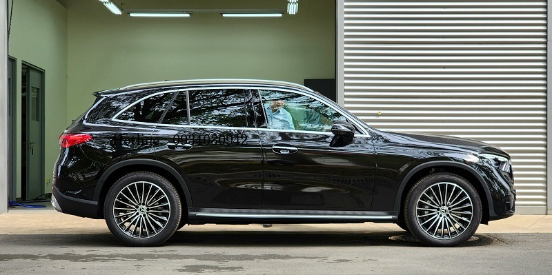 Mercedes GLC 300 AMG ALL NEW 2023 – “Thiết kế đẳng cấp hoàn toàn mới” Mercedes GLC 300 được thiết kế với vẻ đẹp sang trọng, tinh tế từ mọi góc nhìn. Với đường nét mạnh mẽ, phong cách độc đáo cùng với kích thước phù hợp, chiếc xe này không chỉ là một phương tiện di chuyển, mà còn là một tác phẩm nghệ thuật Động cơ mạnh mẽ Mercedes GLC 300 AMG mới 2023 có gì khác biệt ? Xe được trang bị động cơ tăng áp 2.0L 4 xy-lanh, cho công suất tối đa 258 mã lực và mô-men xoắn cực đại 400 Nm. Điều này cho phép xe tăng tốc từ 0-100 km/h chỉ trong vòng 6,2 giây. Động cơ Mercedes GLC 300 AMG mới 2023 sử dụng tính năng công nghệ hoàn toàn mới sử dụng công nghệ EQ BOOST có khả năng tăng công suất lên tới 23 mã lực mạng lại cảm giác cực kì ấn tượng hơn so với phiên bản trước đây.