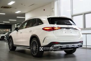 Mercedes GLC300 4Matic 2024 sử dụng hệ thống dẫn động 4 bánh toàn phần , Xe được trang bị động cơ I4 thẳng hàng với turbo và dung tích là 2.0 L, . Điểm hấp dẫn nhất c