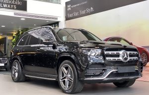 Giá xe Mercedes GLS 450 4Matic mới 2023 : 5 tỷ 309 triệu chưa bao gồm thuế trước bạ. Tổng quan về diện mạo dòng xe SUV có nhiều thay đổi đáng chú ý về phần body phía trước kết hợp 1 cách hoàn hảo về phong cách AMG hốc tản gió lớn đặt ở phía trước thiết kế 2 nan nhân diện thương hiệu với logo ngôi sao 3 cánh đặt ngay trọng tâm mang lại cái nhìn ấn tượng. Thông số kĩ thuật của Mercedes GLS 450 4Matic mới 2023