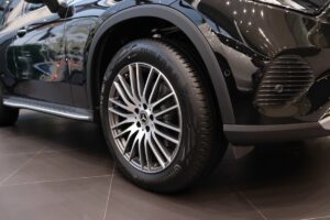 giá lăn bánh Mercedes GLC 200 4matic màu đen