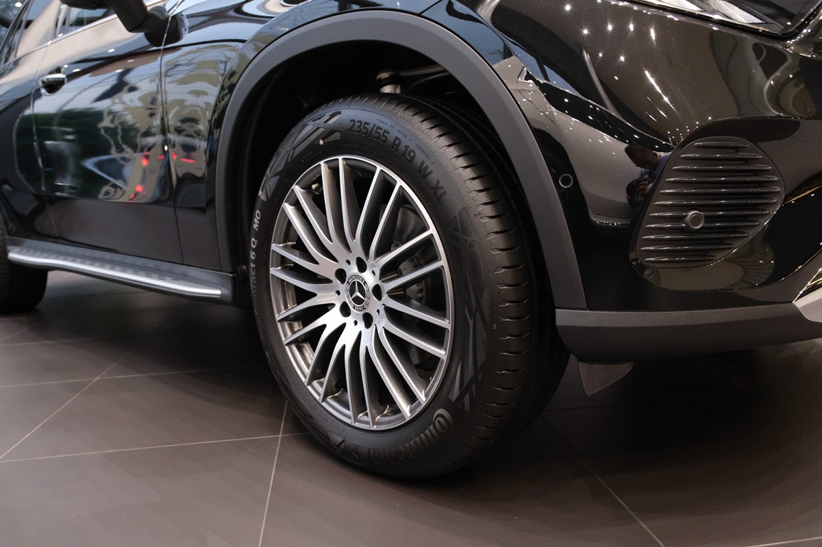 giá lăn bánh Mercedes GLC 200 4matic màu đen
