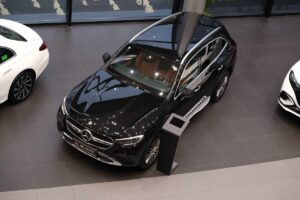 giá lăn bánh Mercedes GLC 200 4matic màu đen