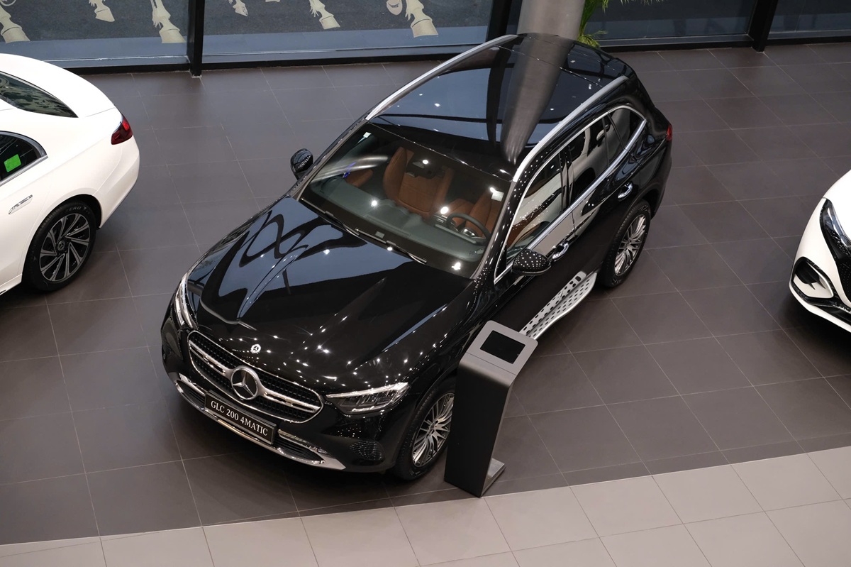 giá lăn bánh Mercedes GLC 200 4matic màu đen