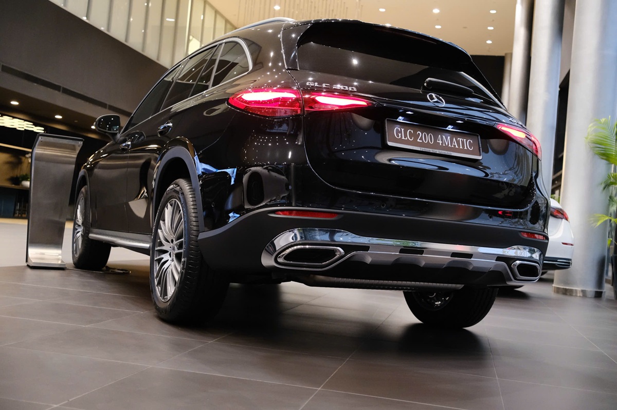 giá lăn bánh Mercedes GLC 200 4matic màu đen