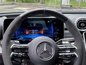 Đánh giá chi tiết Mercedes AMG C 63 S E PERFORMANCE tại Mercedes Phú Mỹ Hưng Hotline : 0934030942 Website : Mercedes-nguyenvanlinh.com Dòng xe Hybird đầu tiên được bán tại Việt Nam. Mẫu siêu xe đường phố đầy cá tính được phát triển bởi các kĩ sư của AMG Mercedes Benz. Mercedes AMG C 63 S E PERFORMANCE được đánh giá là mẫu xe sedan thể thao với công suất mạnh nhất thế giới cho động cơ 4 xylanh (2.0 lít) với công suất cực kì ấn tượng lên tới 680 mã lực và momen xoắn cực đại khi kết hợp với động cơ điện lên tới 1020 Nm. _ Mẫu siêu xe chạy kết hợp giữa xăng và điện giúp tối ưu trong việc tăng tốc và cải thiện cảm giác lái cực kì ấn tượng. Ngoài ra xe còn được dẫn động 4 bánh toàn thời gian 4Matic +
