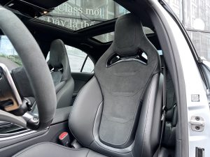 Đánh giá chi tiết Mercedes AMG C 63 S E PERFORMANCE tại Mercedes Phú Mỹ Hưng Hotline : 0934030942 Website : Mercedes-nguyenvanlinh.com Dòng xe Hybird đầu tiên được bán tại Việt Nam. Mẫu siêu xe đường phố đầy cá tính được phát triển bởi các kĩ sư của AMG Mercedes Benz. Mercedes AMG C 63 S E PERFORMANCE được đánh giá là mẫu xe sedan thể thao với công suất mạnh nhất thế giới cho động cơ 4 xylanh (2.0 lít) với công suất cực kì ấn tượng lên tới 680 mã lực và momen xoắn cực đại khi kết hợp với động cơ điện lên tới 1020 Nm. _ Mẫu siêu xe chạy kết hợp giữa xăng và điện giúp tối ưu trong việc tăng tốc và cải thiện cảm giác lái cực kì ấn tượng. Ngoài ra xe còn được dẫn động 4 bánh toàn thời gian 4Matic +