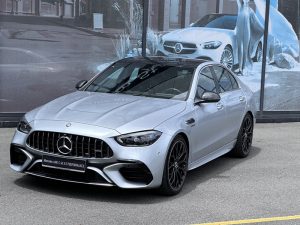 Đánh giá chi tiết Mercedes AMG C 63 S E PERFORMANCE tại Mercedes Phú Mỹ Hưng Hotline : 0934030942 Website : Mercedes-nguyenvanlinh.com Dòng xe Hybird đầu tiên được bán tại Việt Nam. Mẫu siêu xe đường phố đầy cá tính được phát triển bởi các kĩ sư của AMG Mercedes Benz. Mercedes AMG C 63 S E PERFORMANCE được đánh giá là mẫu xe sedan thể thao với công suất mạnh nhất thế giới cho động cơ 4 xylanh (2.0 lít) với công suất cực kì ấn tượng lên tới 680 mã lực và momen xoắn cực đại khi kết hợp với động cơ điện lên tới 1020 Nm. _ Mẫu siêu xe chạy kết hợp giữa xăng và điện giúp tối ưu trong việc tăng tốc và cải thiện cảm giác lái cực kì ấn tượng. Ngoài ra xe còn được dẫn động 4 bánh toàn thời gian 4Matic +