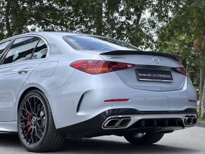 Đánh giá chi tiết Mercedes AMG C 63 S E PERFORMANCE tại Mercedes Phú Mỹ Hưng Hotline : 0934030942 Website : Mercedes-nguyenvanlinh.com Dòng xe Hybird đầu tiên được bán tại Việt Nam. Mẫu siêu xe đường phố đầy cá tính được phát triển bởi các kĩ sư của AMG Mercedes Benz. Mercedes AMG C 63 S E PERFORMANCE được đánh giá là mẫu xe sedan thể thao với công suất mạnh nhất thế giới cho động cơ 4 xylanh (2.0 lít) với công suất cực kì ấn tượng lên tới 680 mã lực và momen xoắn cực đại khi kết hợp với động cơ điện lên tới 1020 Nm. _ Mẫu siêu xe chạy kết hợp giữa xăng và điện giúp tối ưu trong việc tăng tốc và cải thiện cảm giác lái cực kì ấn tượng. Ngoài ra xe còn được dẫn động 4 bánh toàn thời gian 4Matic +