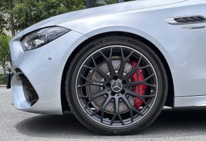 Đánh giá chi tiết Mercedes AMG C 63 S E PERFORMANCE tại Mercedes Phú Mỹ Hưng Hotline : 0934030942 Website : Mercedes-nguyenvanlinh.com Dòng xe Hybird đầu tiên được bán tại Việt Nam. Mẫu siêu xe đường phố đầy cá tính được phát triển bởi các kĩ sư của AMG Mercedes Benz. Mercedes AMG C 63 S E PERFORMANCE được đánh giá là mẫu xe sedan thể thao với công suất mạnh nhất thế giới cho động cơ 4 xylanh (2.0 lít) với công suất cực kì ấn tượng lên tới 680 mã lực và momen xoắn cực đại khi kết hợp với động cơ điện lên tới 1020 Nm. _ Mẫu siêu xe chạy kết hợp giữa xăng và điện giúp tối ưu trong việc tăng tốc và cải thiện cảm giác lái cực kì ấn tượng. Ngoài ra xe còn được dẫn động 4 bánh toàn thời gian 4Matic +