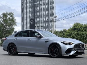 Đánh giá chi tiết Mercedes AMG C 63 S E PERFORMANCE tại Mercedes Phú Mỹ Hưng Hotline : 0934030942 Website : Mercedes-nguyenvanlinh.com Dòng xe Hybird đầu tiên được bán tại Việt Nam. Mẫu siêu xe đường phố đầy cá tính được phát triển bởi các kĩ sư của AMG Mercedes Benz. Mercedes AMG C 63 S E PERFORMANCE được đánh giá là mẫu xe sedan thể thao với công suất mạnh nhất thế giới cho động cơ 4 xylanh (2.0 lít) với công suất cực kì ấn tượng lên tới 680 mã lực và momen xoắn cực đại khi kết hợp với động cơ điện lên tới 1020 Nm. _ Mẫu siêu xe chạy kết hợp giữa xăng và điện giúp tối ưu trong việc tăng tốc và cải thiện cảm giác lái cực kì ấn tượng. Ngoài ra xe còn được dẫn động 4 bánh toàn thời gian 4Matic +