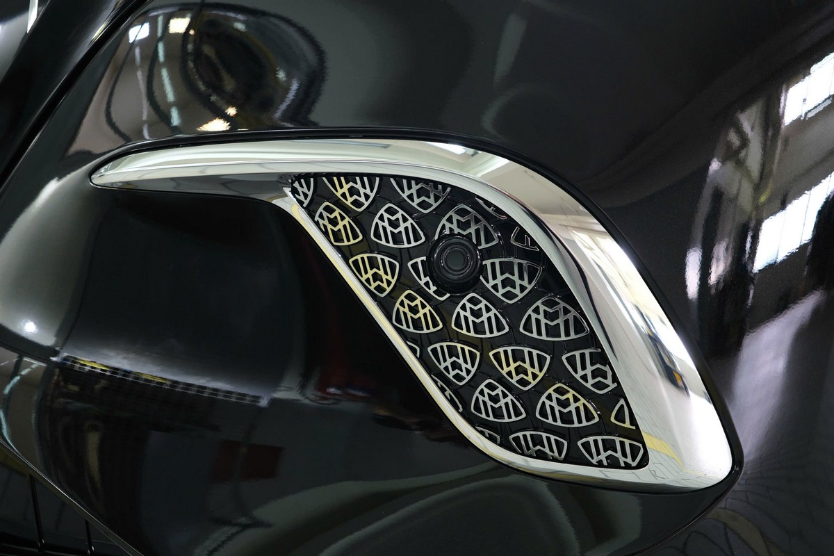 Khe hút gió phủ chrome bóng, với nhiều logo Maybach đặc trưng