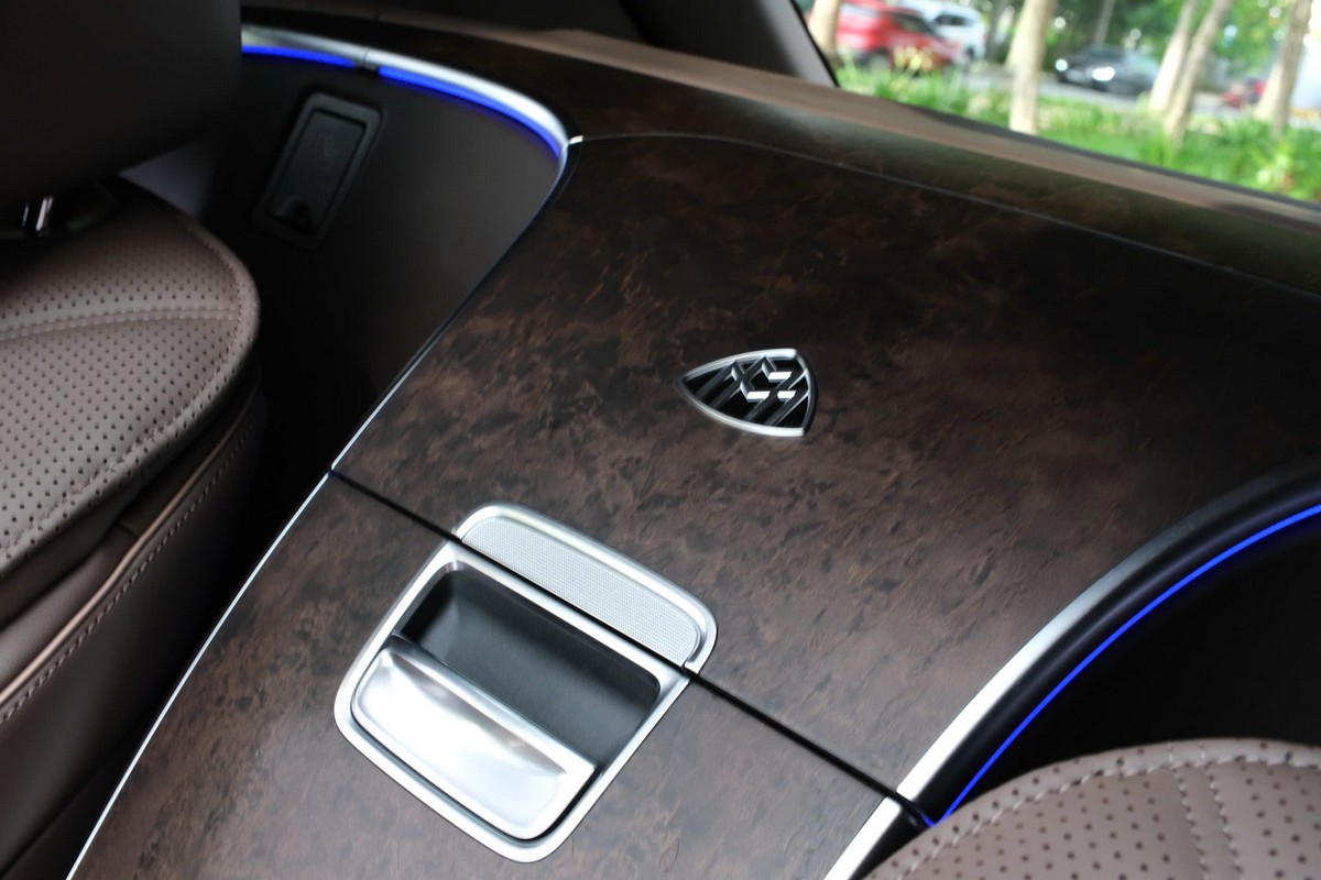 Huy hiệu Maybach được dùng ở nhiều vị trí, để nhấn mạnh cho sự đặc trưng của thương hiệu.