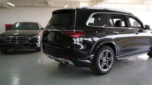 Mercedes Benz GLS 450 4MATIC màu đen, nội thất nâu mới 2026