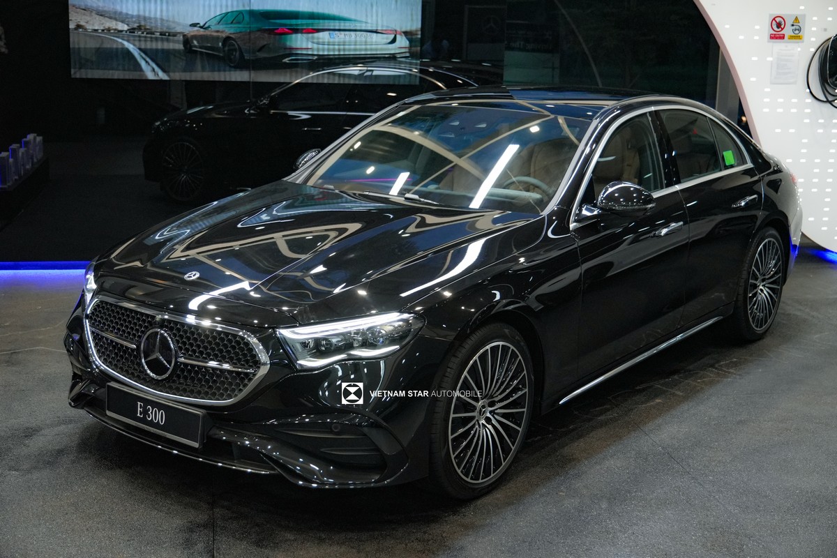 Mercedes Benz E300 AMG màu đen