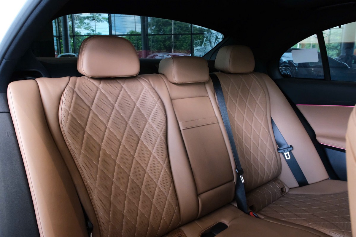 Mercedes E300 AMG 2026 bản V1 màu Trắng nội thất ghế màu nâu