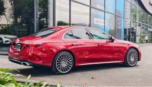 Mercedes E300 AMG màu đỏ