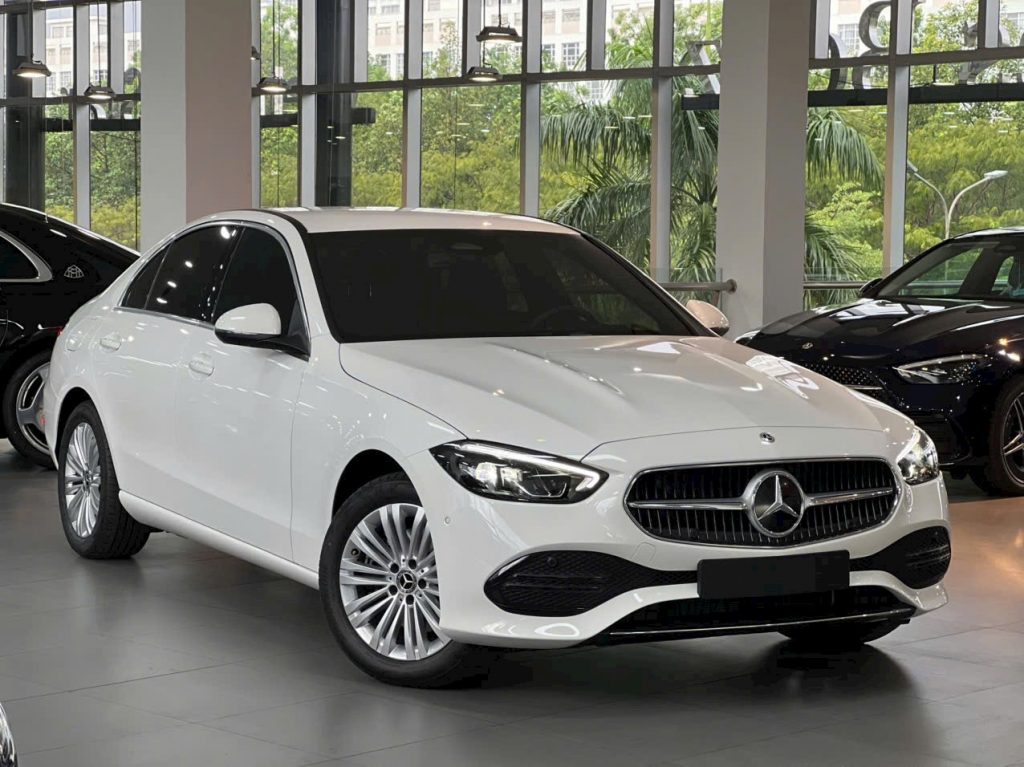 giá lăn bánh Mercedes C200 avantgarde mới 2026 màu trắng