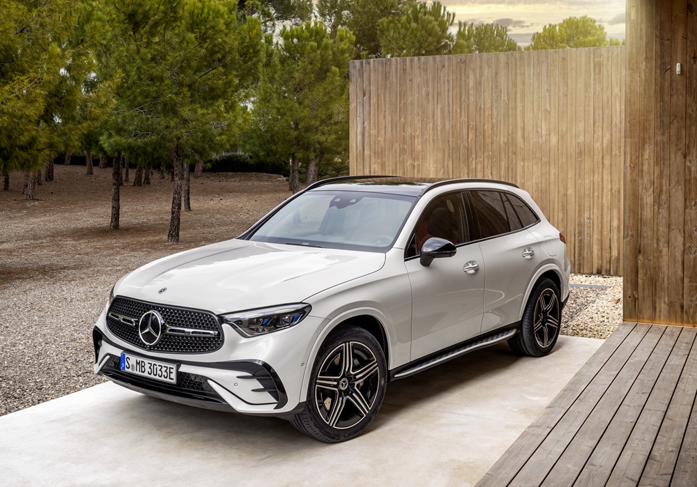 Mercedes GLC 300 e 4MATIC Plug-in Hybrid màu trắng