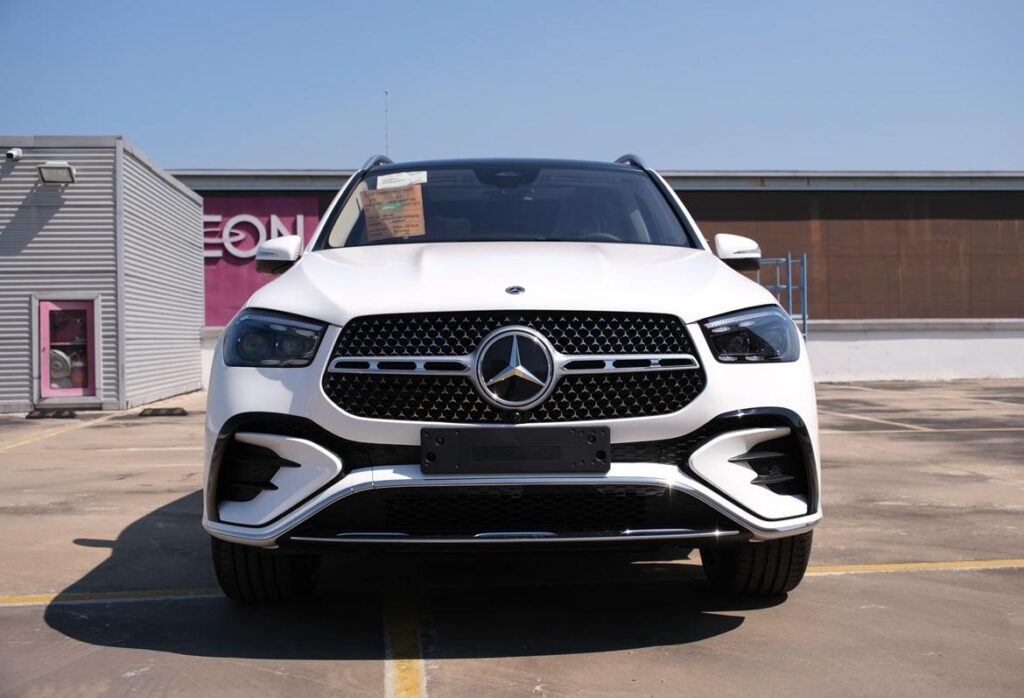 Đánh giá Mercedes GLE 450 2026 mới màu trắng