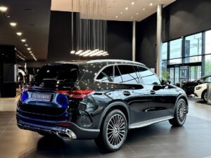 Giá lăn bánh Mercedes GLC 300 màu đen mới 2026