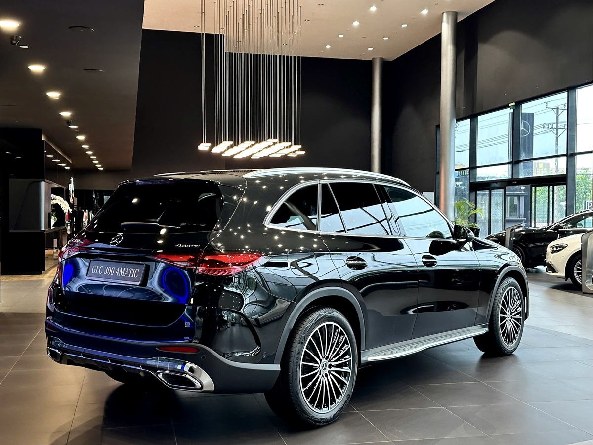 Giá lăn bánh Mercedes GLC 300 màu đen mới 2026