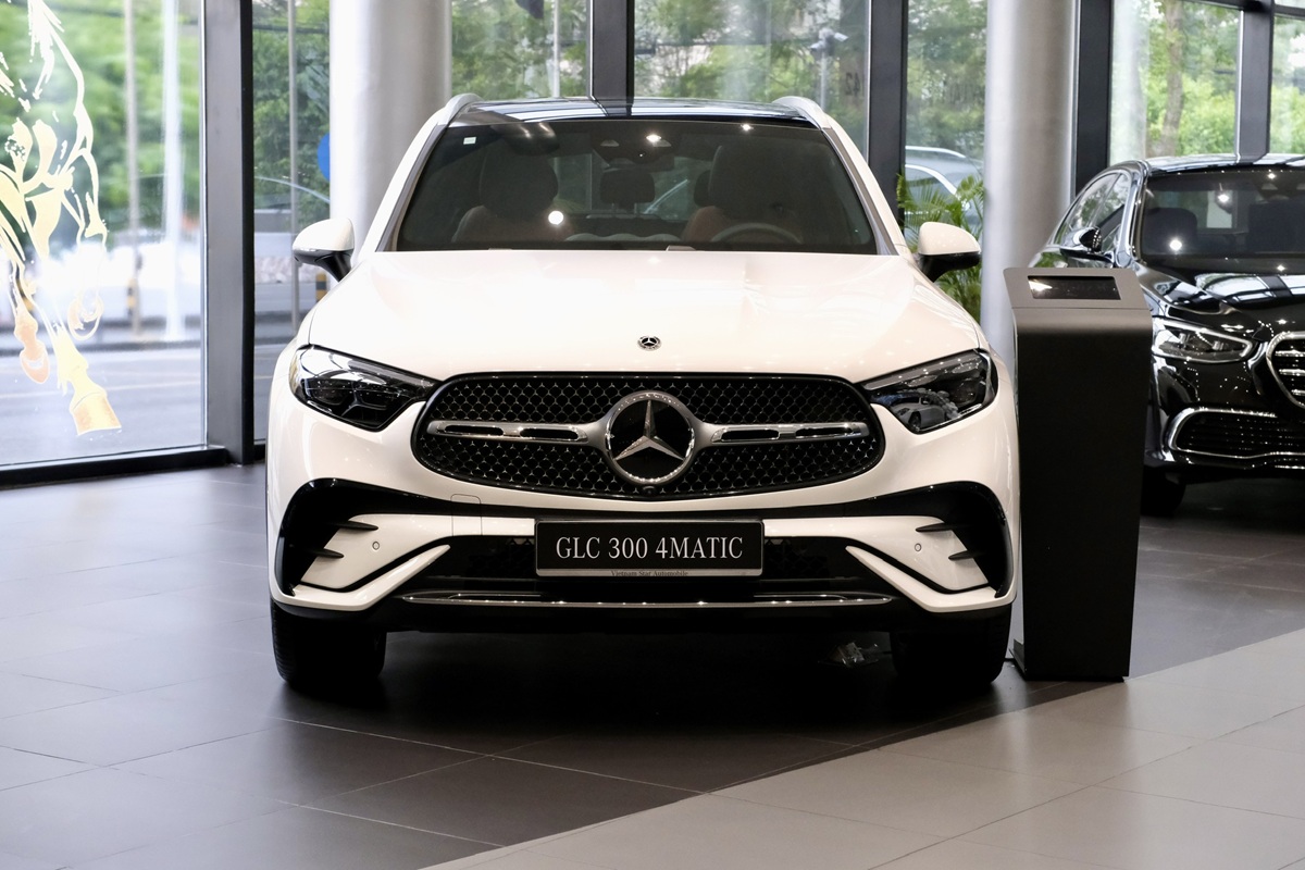 Giá lăn bánh Mercedes GLC 300 màu trắng nội thất nâu