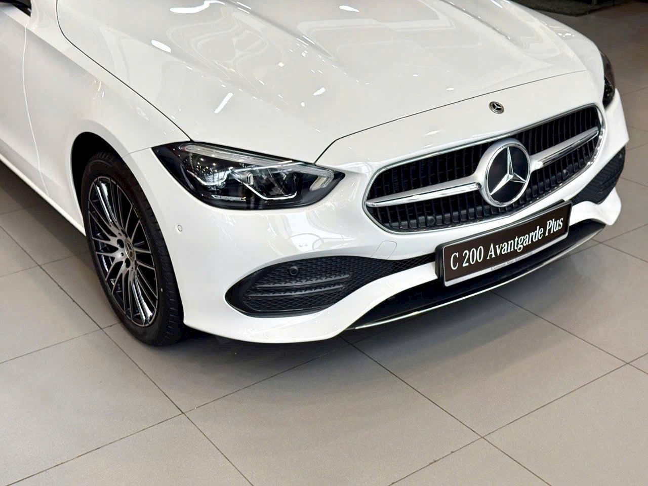 giá lăn bánh Mercedes C200 Plus mới 2026 màu trắng