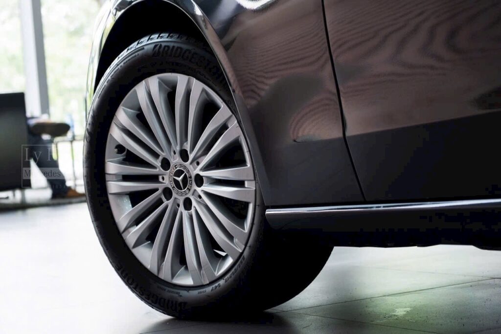 giá lăn bánh Mercedes C200 avantgarde 2026 màu đen