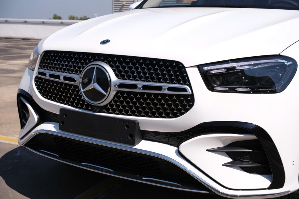 Đánh giá Mercedes GLE 450 2026 mới màu trắng