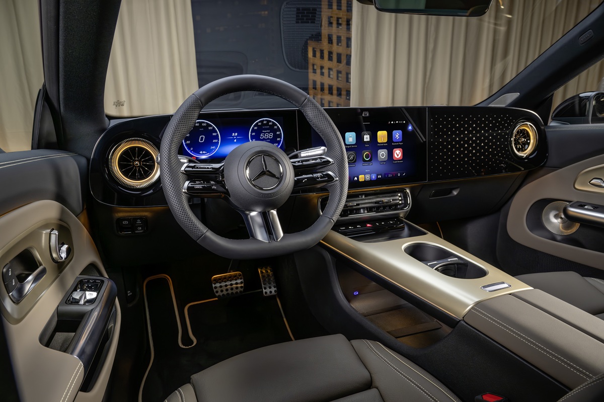 giá lăn bánh Mercedes CLA 200 mới 2026 màu đỏ