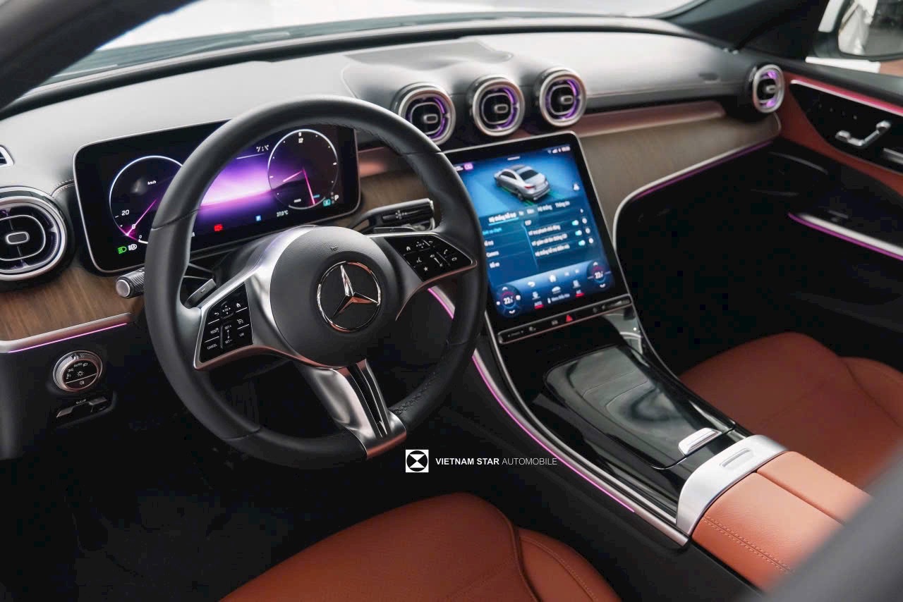 N&ocirc;̣i th&acirc;́t màu N&acirc;u tr&ecirc;n xe Mercedes C200 Avantgarde Plus