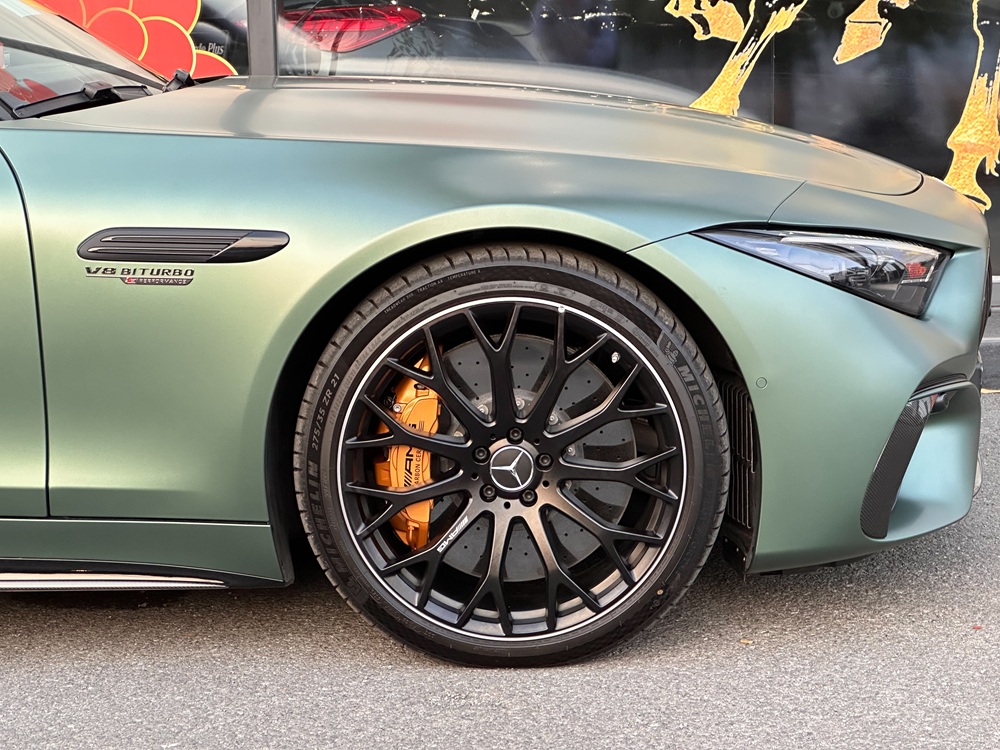 giá lăn bánh Mercedes AMG SL63 SE Performance màu xanh lá tại Phú Mỹ Hưng