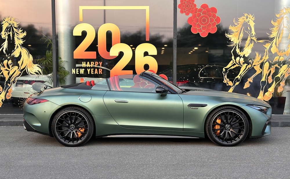 giá lăn bánh Mercedes AMG SL63 SE Performance màu xanh lá tại Phú Mỹ Hưng