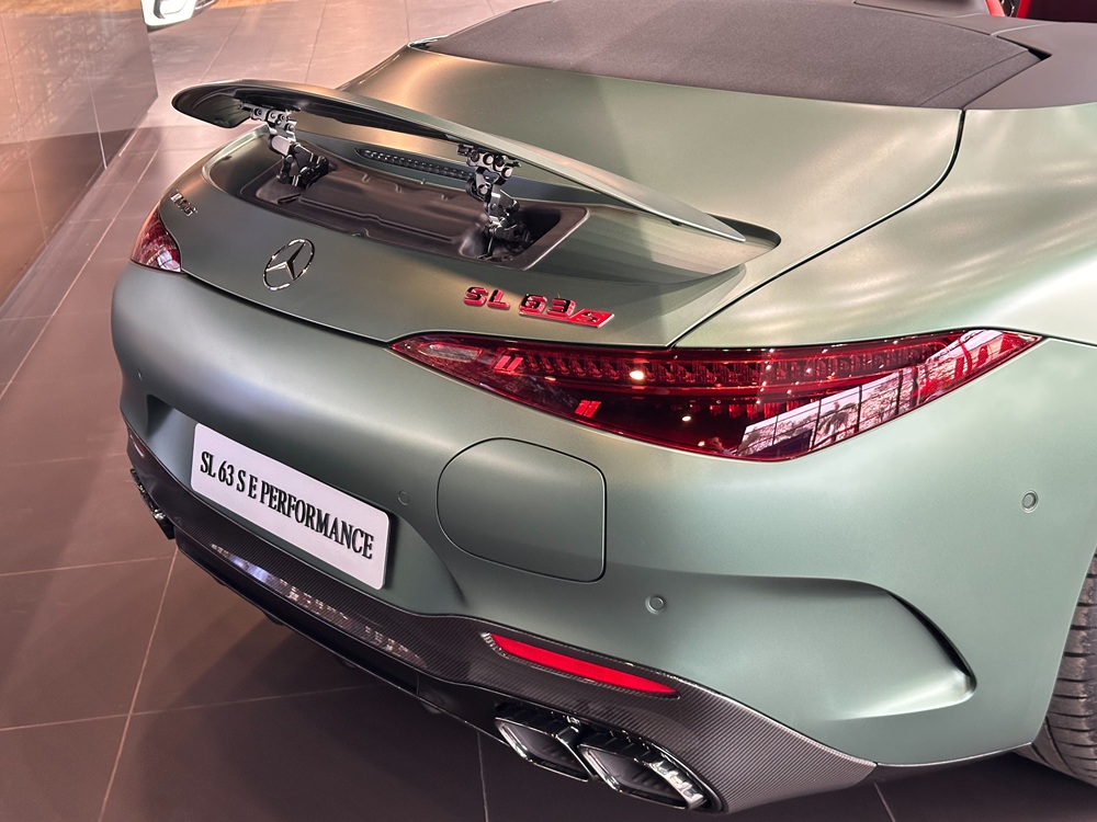 giá lăn bánh Mercedes AMG SL63 SE Performance màu xanh lá tại Phú Mỹ Hưng