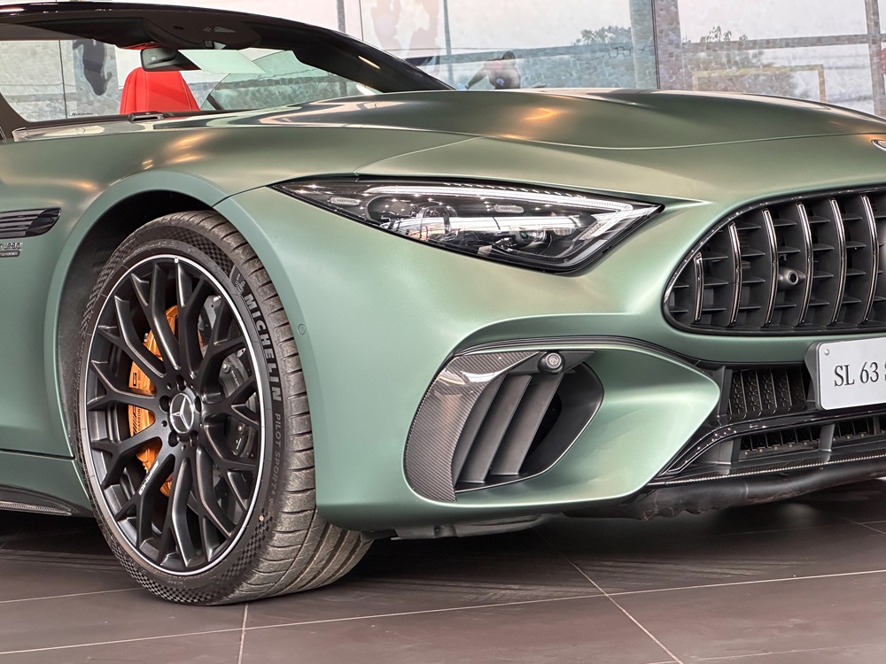 giá lăn bánh Mercedes AMG SL63 SE Performance màu xanh lá tại Phú Mỹ Hưng