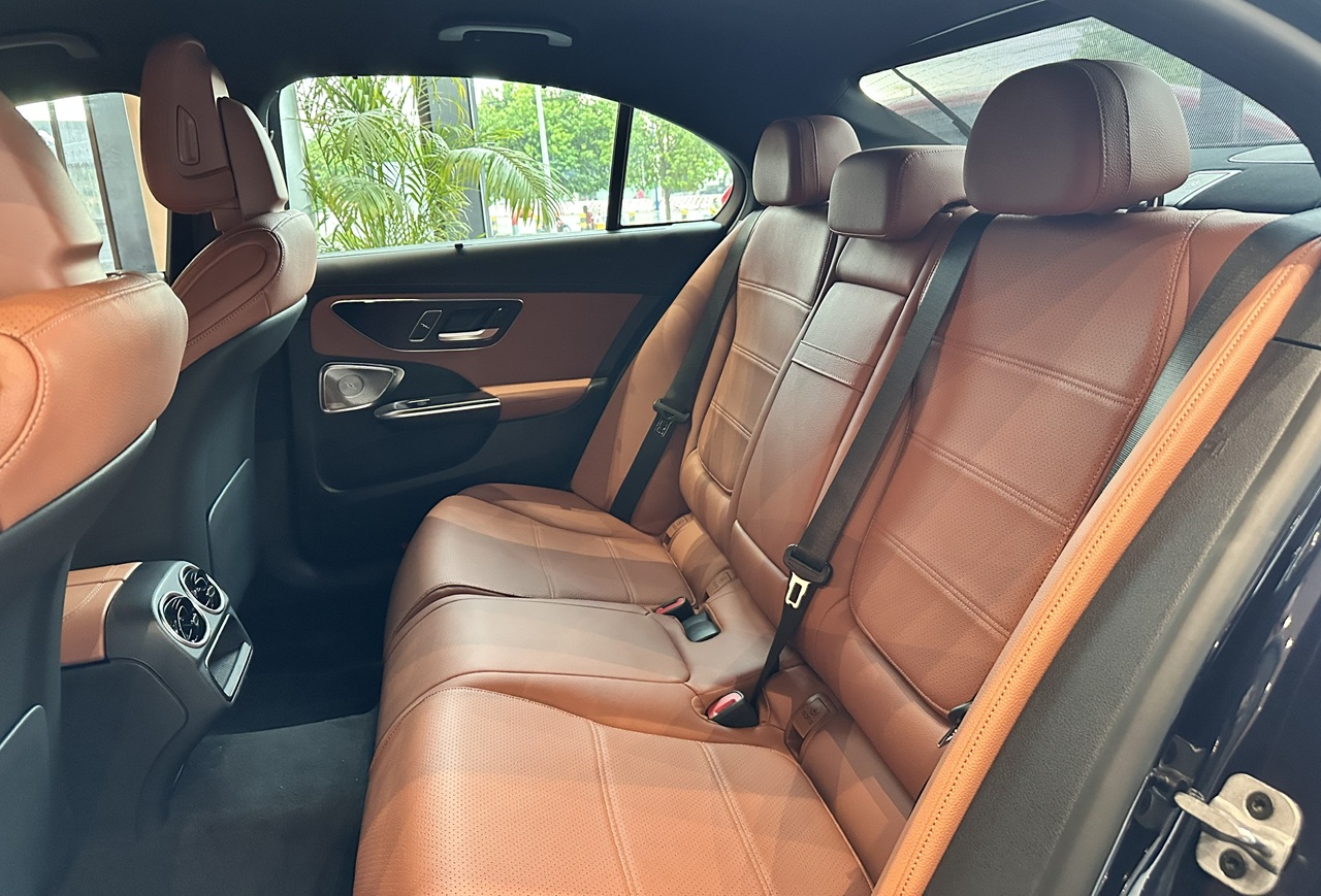 N&ocirc;̣i th&acirc;́t màu N&acirc;u tr&ecirc;n xe Mercedes C200 Avantgarde Plus