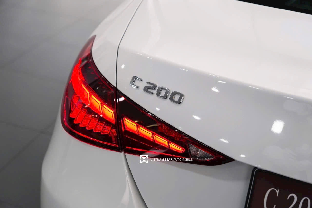 giá lăn bánh Mercedes C200 Plus mới 2026 màu trắng