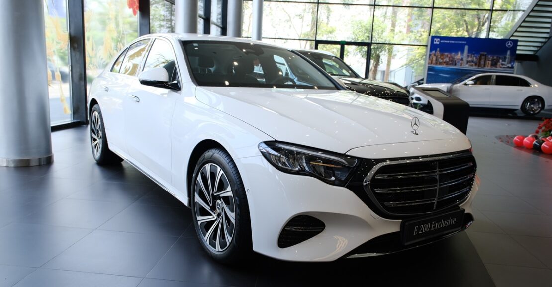 giá lăn bánh mercedes E200 Exclusive màu trắng
